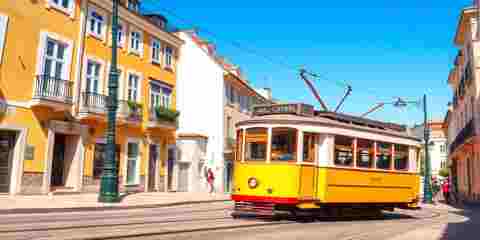 Tranvu00eda amarillo subiendo por una calle de Lisboa